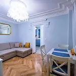 Au Petit Trianon Bleu Apartment