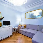 Au Petit Trianon Bleu *