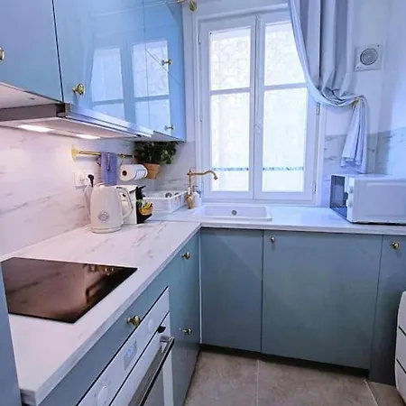 Au Petit Trianon Bleu *