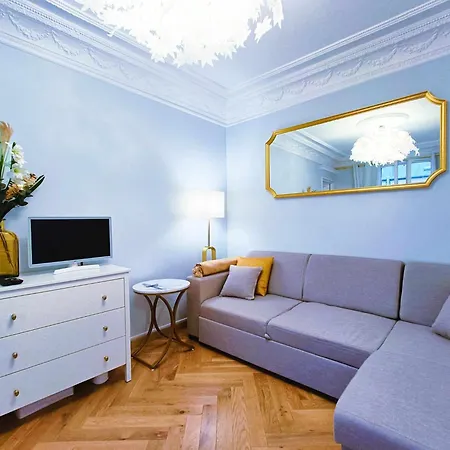 Au Petit Trianon Bleu *