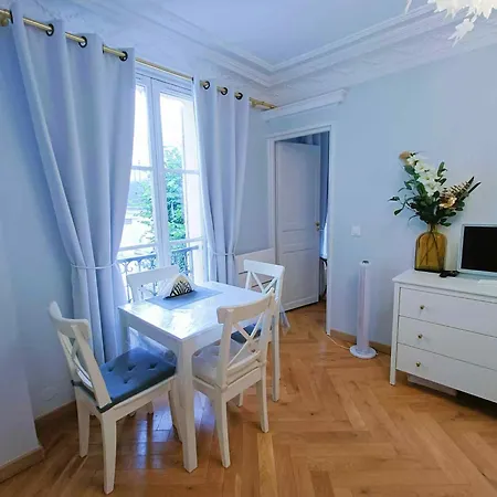 Au Petit Trianon Bleu Versailles