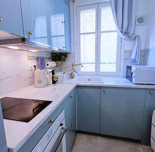 Au Petit Trianon Bleu *