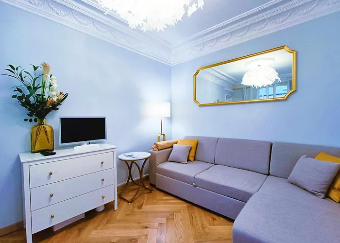 Au Petit Trianon Bleu *