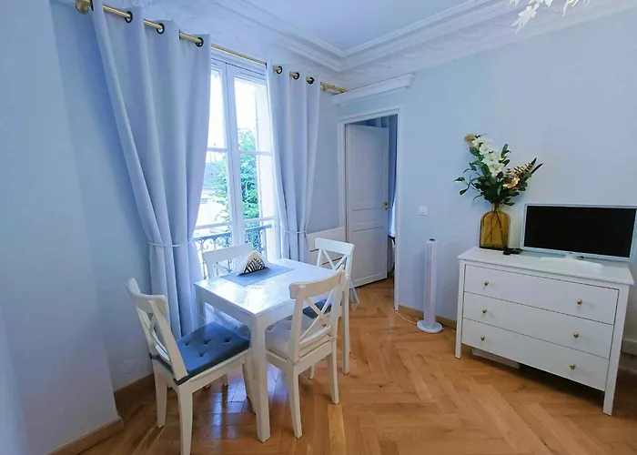Au Petit Trianon Bleu Versalles